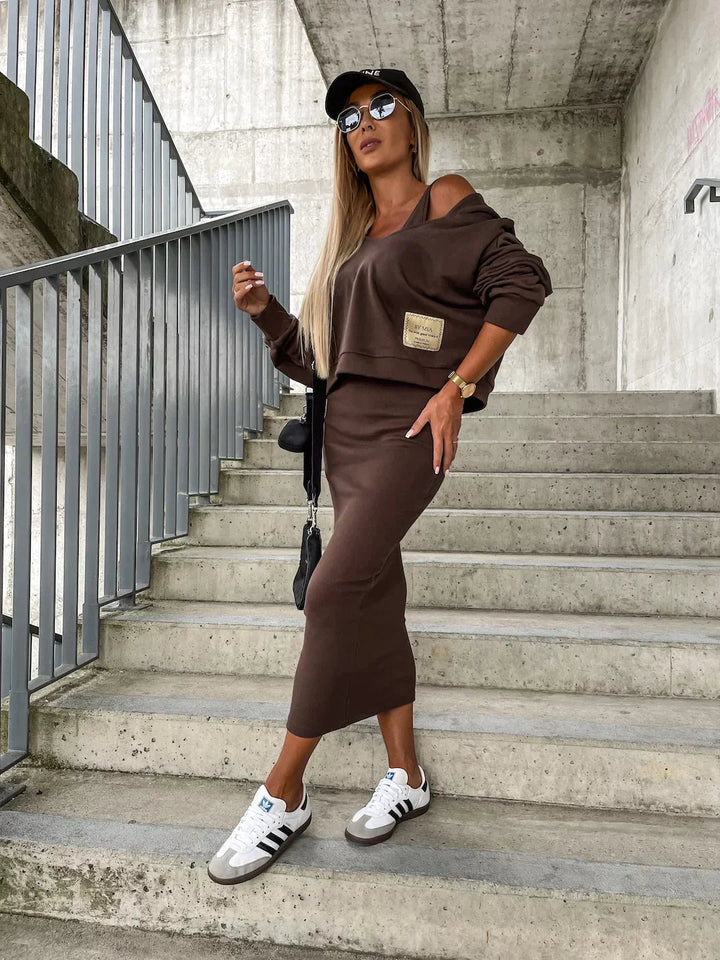 Bekvämt klänning och kofta set. Lös passform för vardag och eleganta tillfällen under hösten.