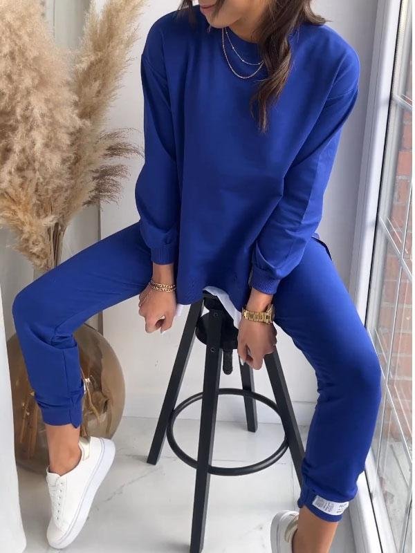 Tvådelat damset: modern sweatshirt och byxor. Bekväma fritidskläder för en snygg och avslappnad stil.