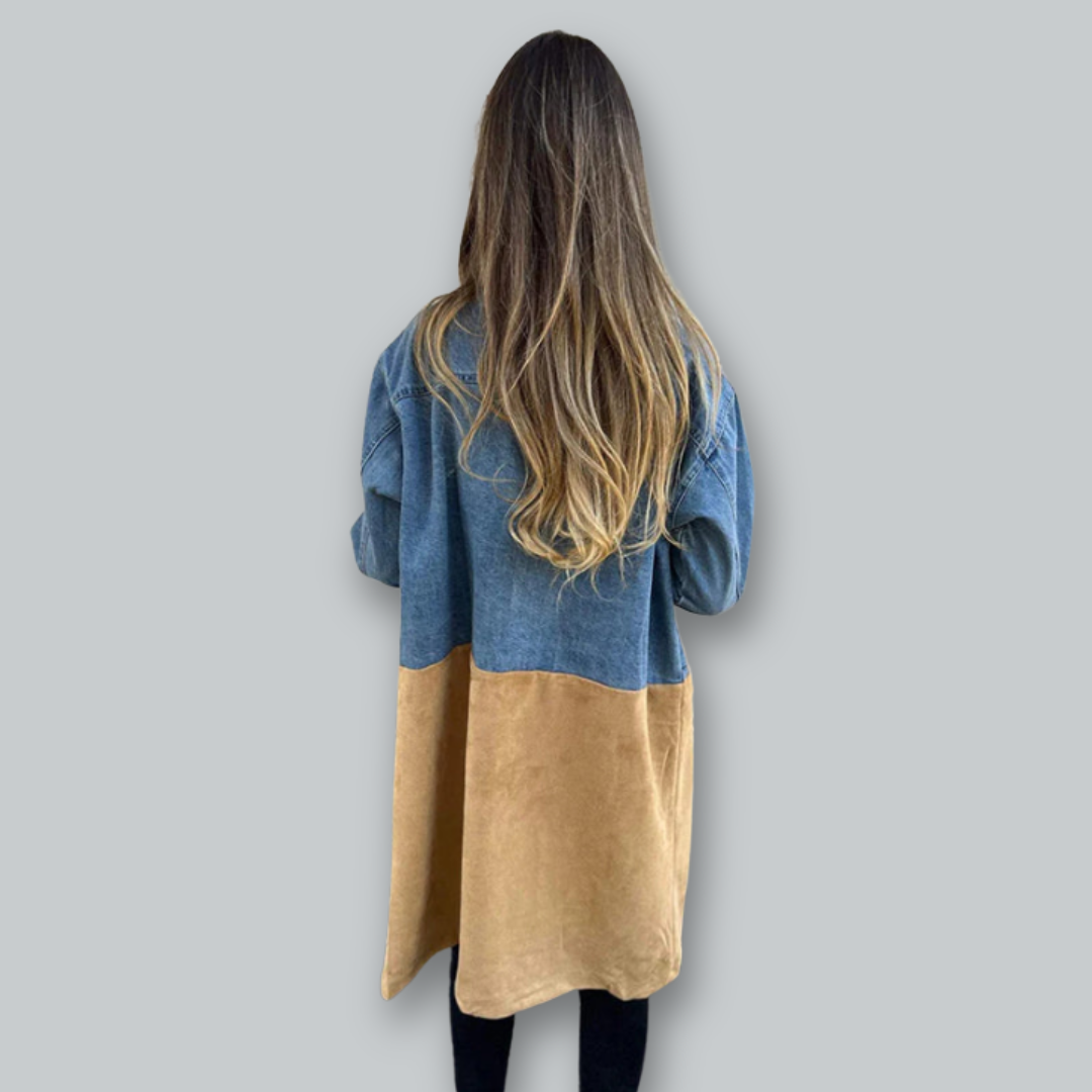 Elegant tvåfärgad dam-trenchcoat med bekväm passform. Stilrent ytterplagg perfekt för vår och höst.