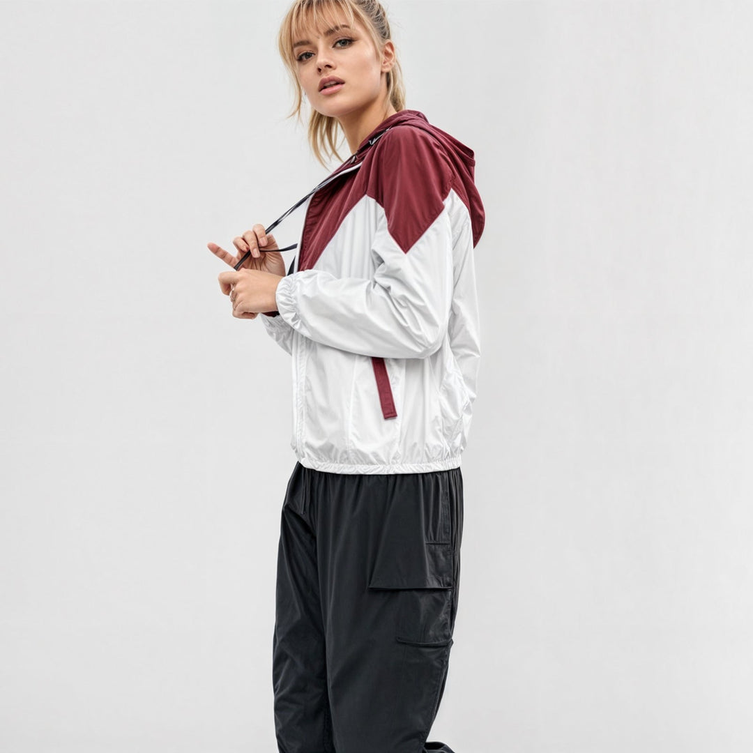 Modern tvåfärgad vindjacka för dam, perfekt som ytterplagg för allväder och streetwear.