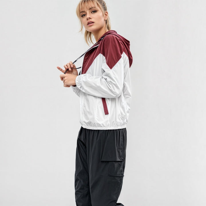 Modern tvåfärgad vindjacka för dam, perfekt som ytterplagg för allväder och streetwear.
