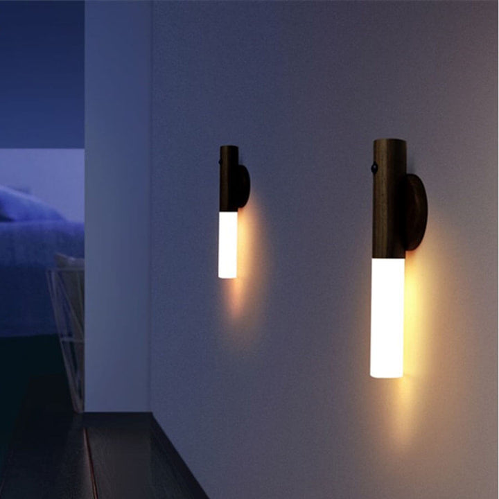 Elegant ultraslank vägglampa med rörelsesensor. Modern design som smälter in i smarta heminredningar.