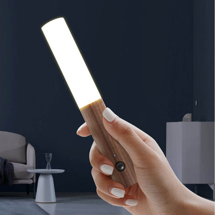 Smart LED-vägglampa med inbyggd rörelsesensor. Ger automatisk belysning och energieffektivitet.