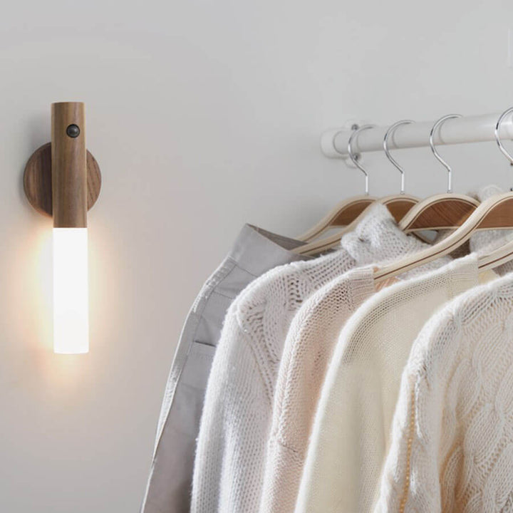 Diskret ultraslank vägglampa med automatisk rörelsesensor. Modern LED-lampa för smarta hem.