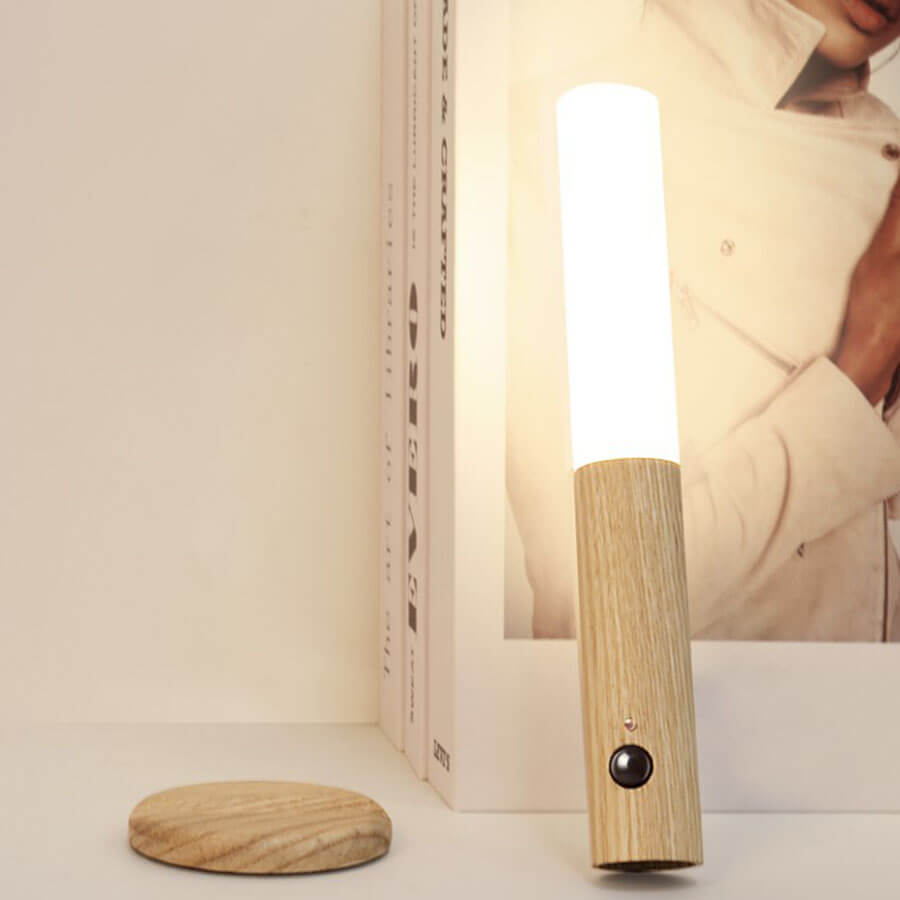 Rörelseaktiverad LED-vägglampa för smarta hem. Trådlös och uppladdningsbar via USB för enkel installation.