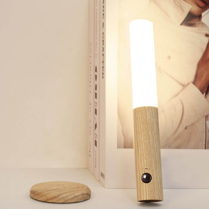 Rörelseaktiverad LED-vägglampa för smarta hem. Trådlös och uppladdningsbar via USB för enkel installation.