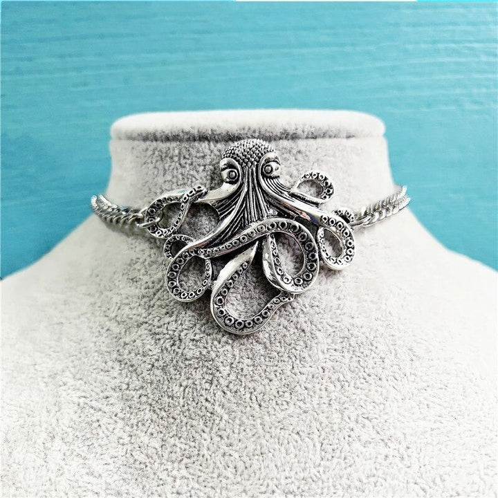 Trendig choker med bläckfiskdesign. Ett unikt och elegant halsband för kvinnor med mystisk känsla.