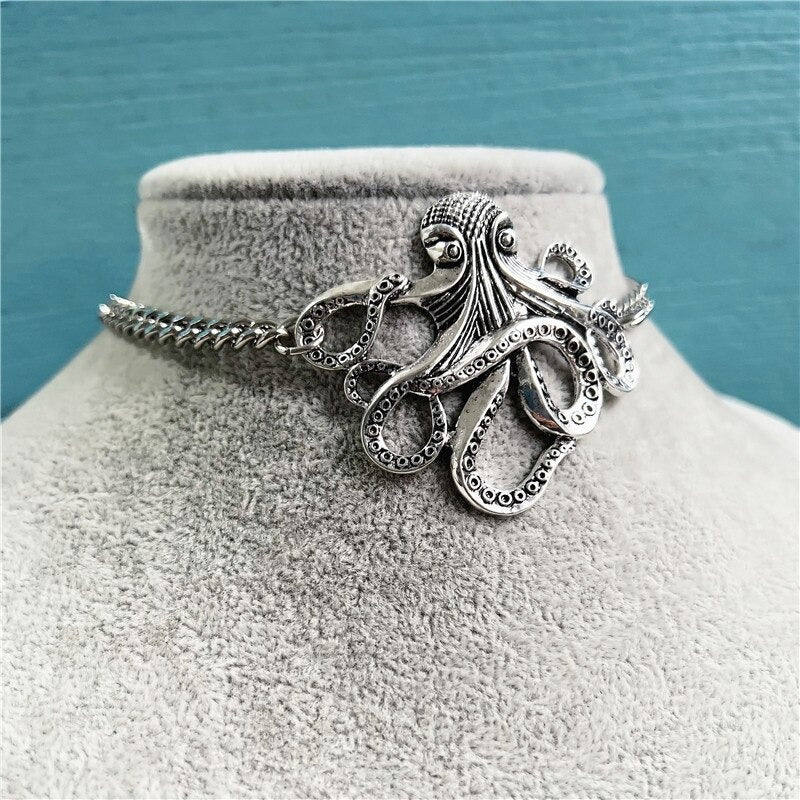 Elegant bläckfisk chokerhalsband, perfekt presenttips. Unik design för kvinnor som älskar mystiska smycken.