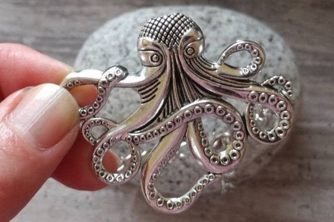 Mystiskt havsinspirerat bläckfisk chokerhalsband. Unikt kvinnors smycke med djurtema och elegans.