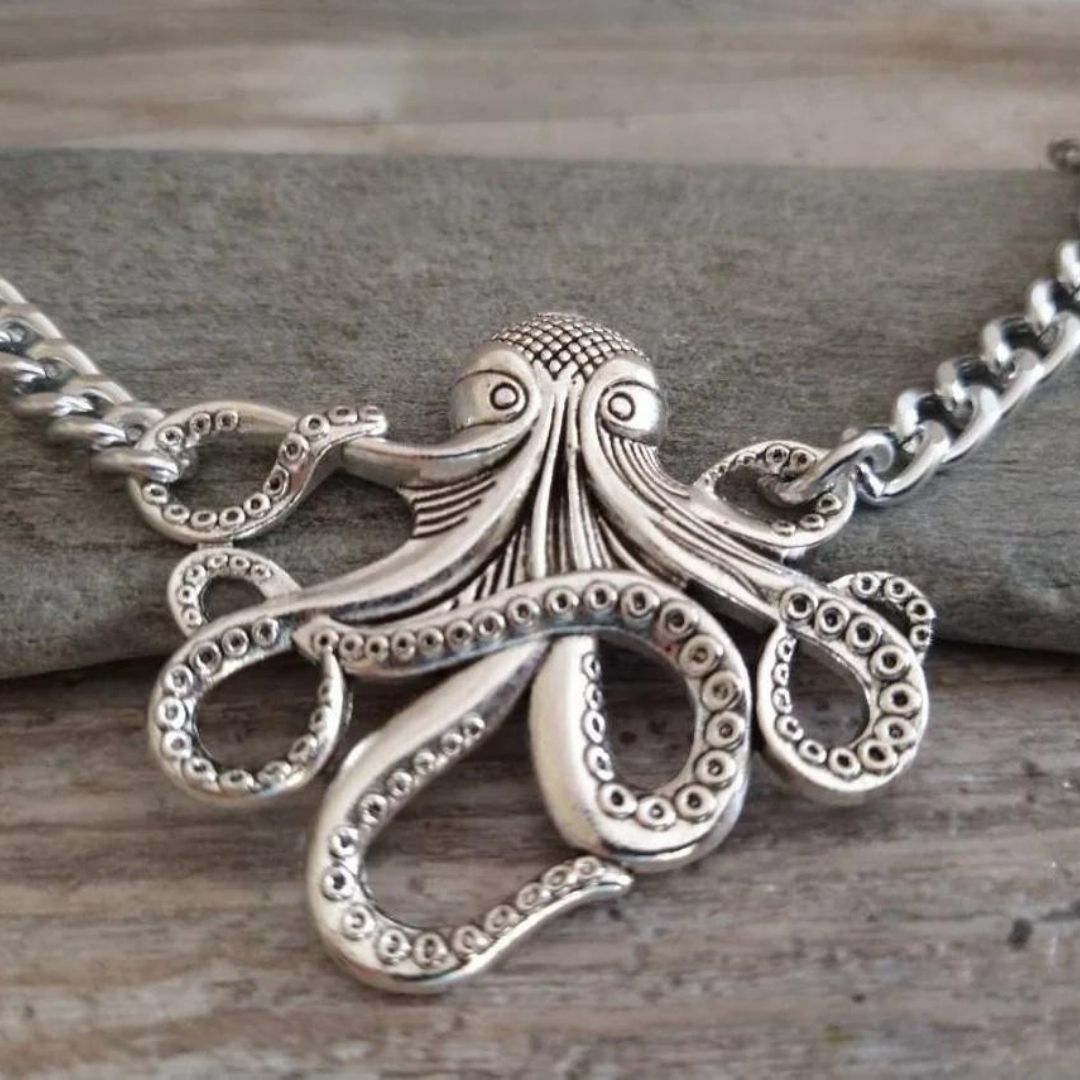 Detaljerat bläckfisk chokerhalsband. Ett unikt och trendigt smycke för kvinnor med distinkt stil.