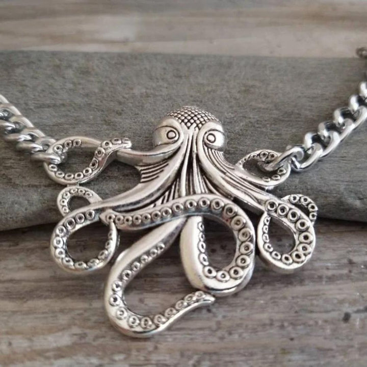Detaljerat bläckfisk chokerhalsband. Ett unikt och trendigt smycke för kvinnor med distinkt stil.