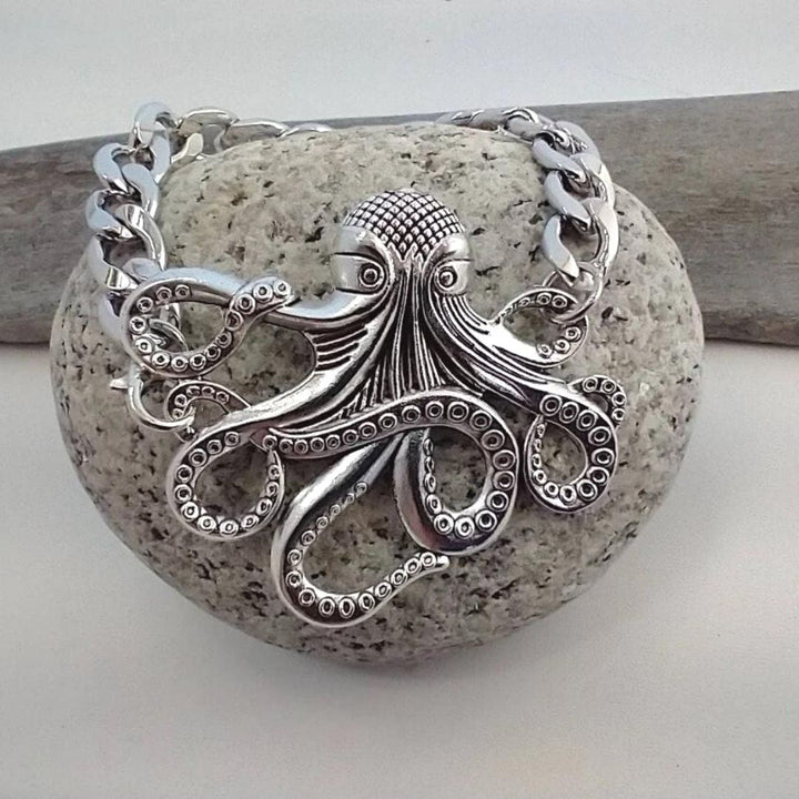Eleganta smycken: Unikt bläckfisk chokerhalsband för kvinnor. Trendig design med mystisk charm.