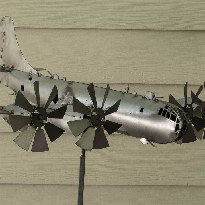 Vindsnurra flygplan, modern design & trädgårdsprydnad i metall. Perfekt present.