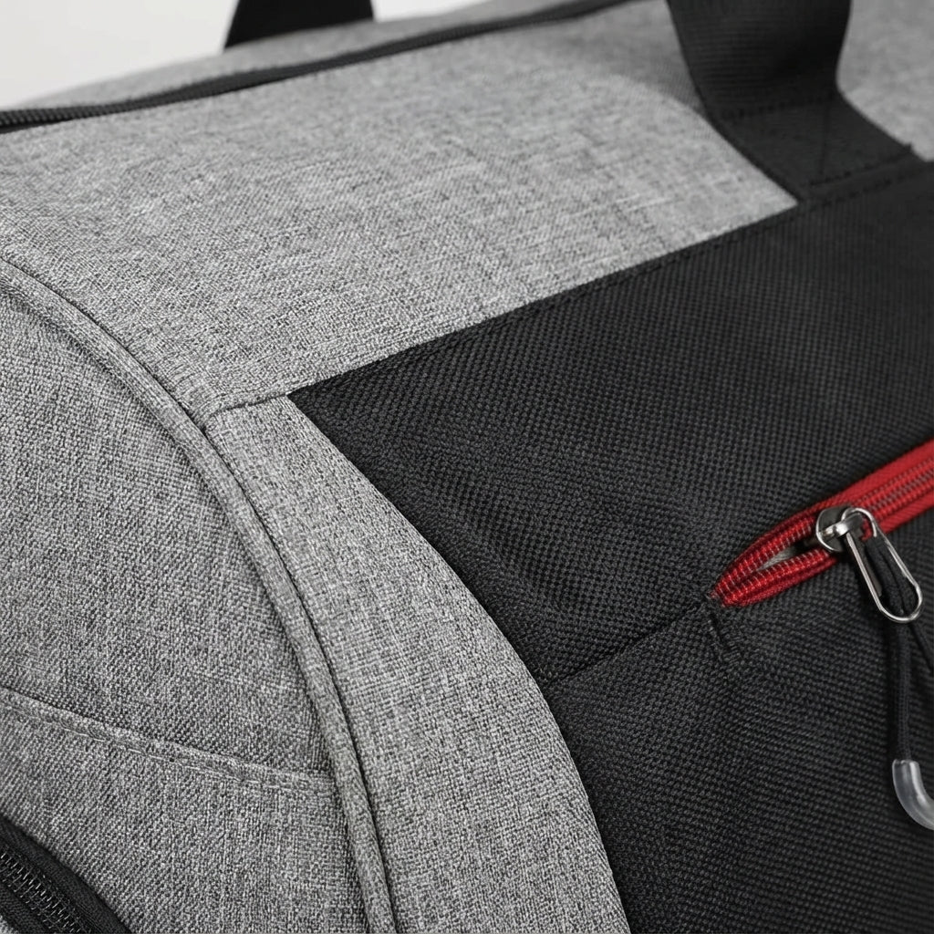 Kompakt 30L unisex duffelväska med smart organisation för sport, resa & gym. Perfekt weekendväska.