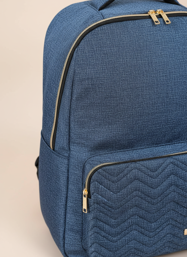 Mångsidig unisex reseryggsäck 40L, optimerad för flyg som handbagage. Bekväm för längre äventyr.