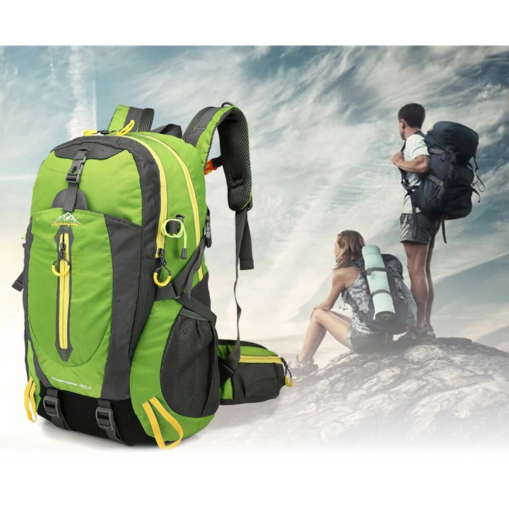 Ergonomisk ryggpanel och axelremmar på en 40L unisex vandringsryggsäck för komfort.