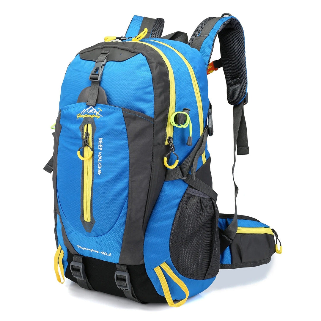 Vattenavvisande 40L dagryggsäck för unisex-bruk, visad i ett utomhuslandskap, bakifrån.