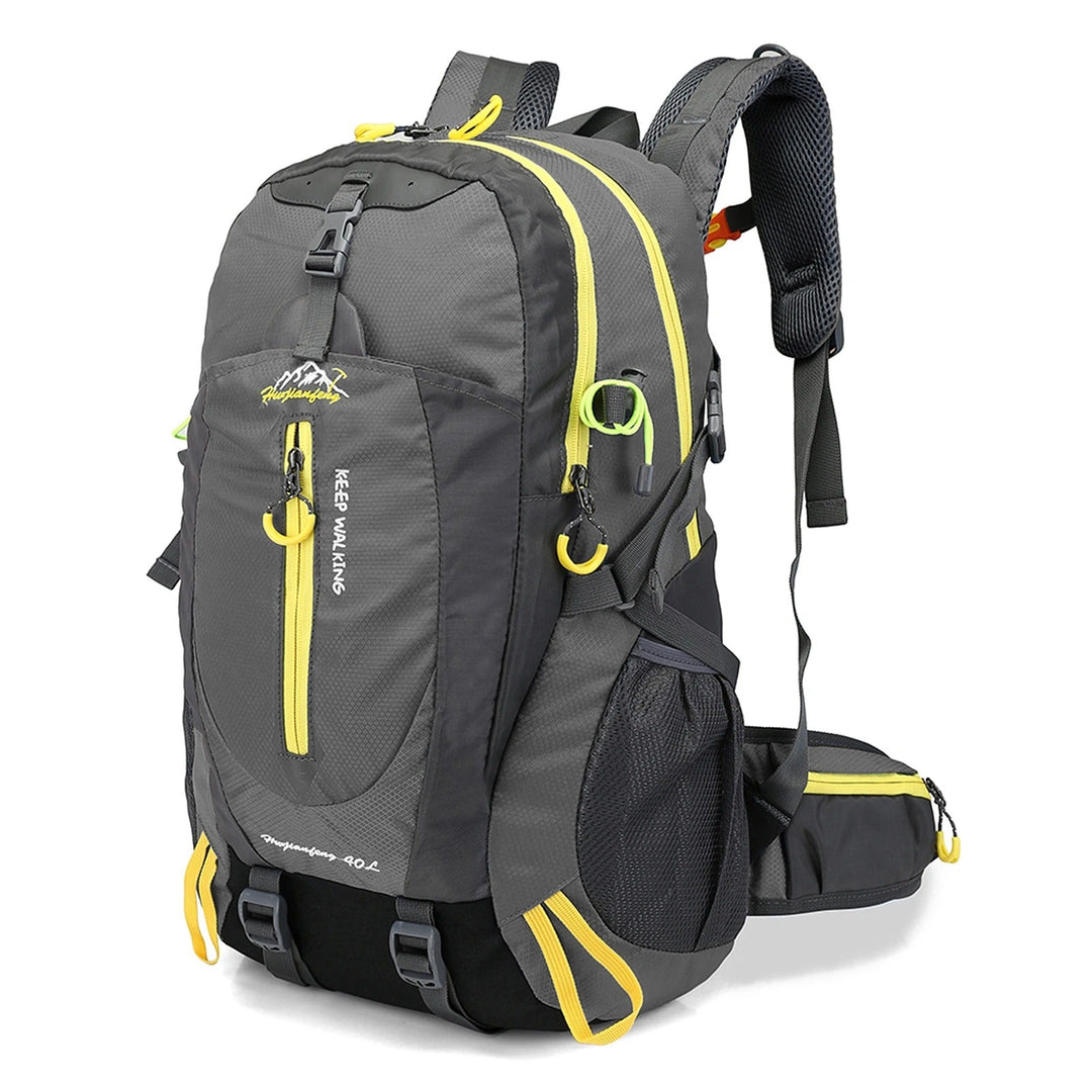 Närbild av material på en 40L vattenavvisande ryggsäck för trekking och utomhusaktiviteter.