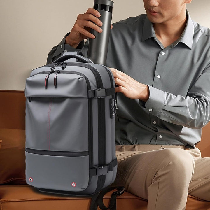 Robust 60L utomhusryggsäck, vattentät och expanderbar. Idealisk för äventyr, med laptopfack.
