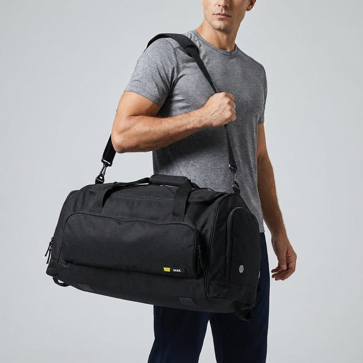 Rymlig 60L duffelväska för resa eller träning, med smart skofack. Handbagage-vänlig & organiserad.