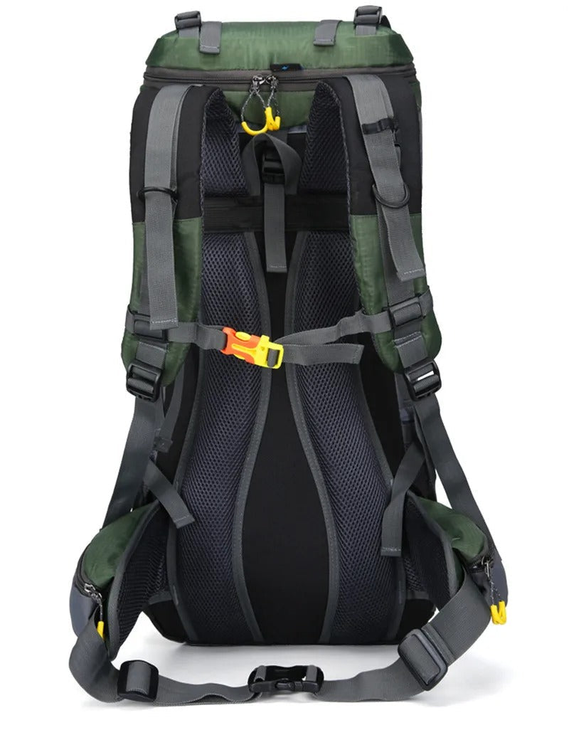 Vattentät 60L ryggsäck för allvädersbruk, håller packningen torr. Perfekt för utomhusäventyr.