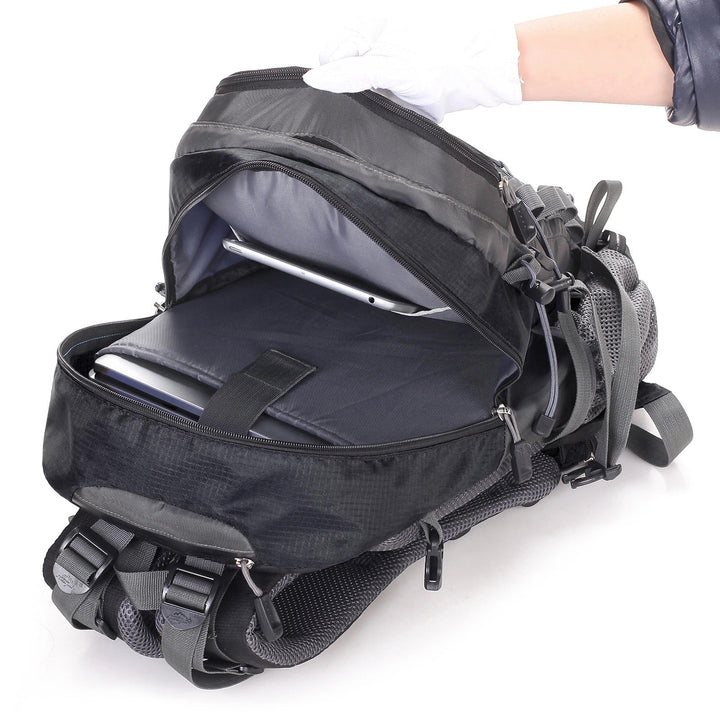 Mångsidig AdventurePro Deluxe ryggsäck, 40L. Optimerad för äventyr, packning och alla årstider.