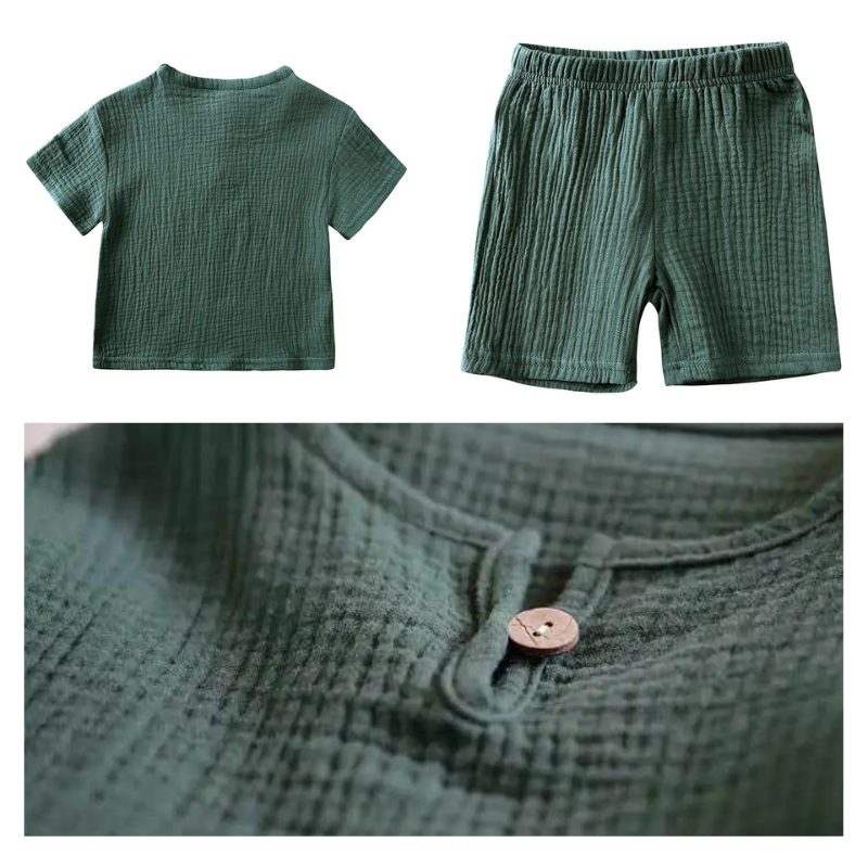 Barn i lekkläder: glatt barn som bär det andningsbara t-shirt & shorts setet i bomull.