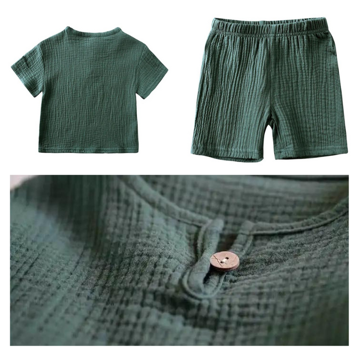Barn i lekkläder: glatt barn som bär det andningsbara t-shirt & shorts setet i bomull.