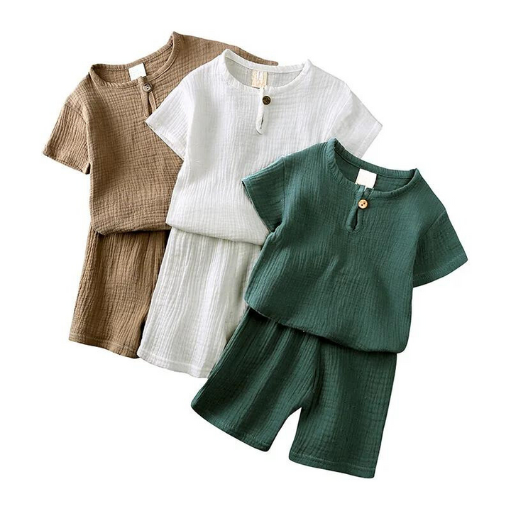 Hängande unisex sommarkläder: ett andningsbart t-shirt & shorts set perfekt för aktiva barn.