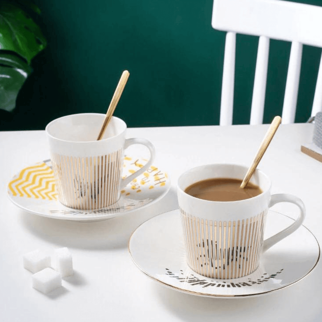 Detaljerad bild: animerad keramik kaffekopp, fat och sked syns tydligt på vit bakgrund.
