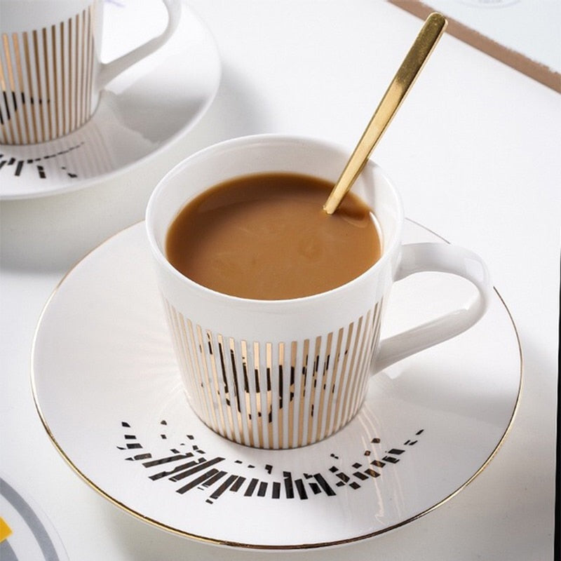 Presentförpackning av animerad kaffekopp med fat och sked, idealisk för heminredning.