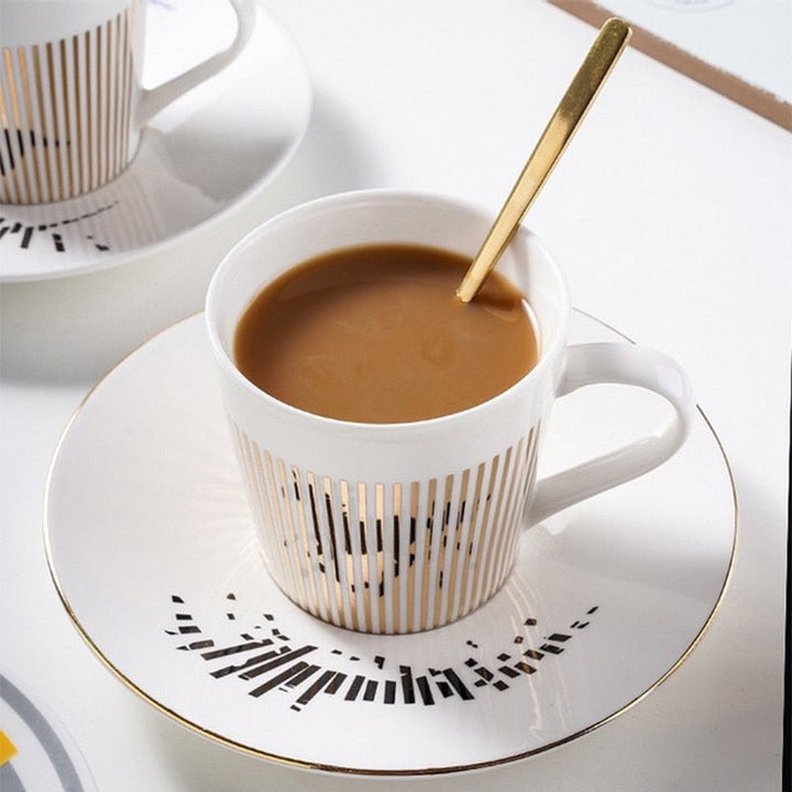 Presentförpackning av animerad kaffekopp med fat och sked, idealisk för heminredning.