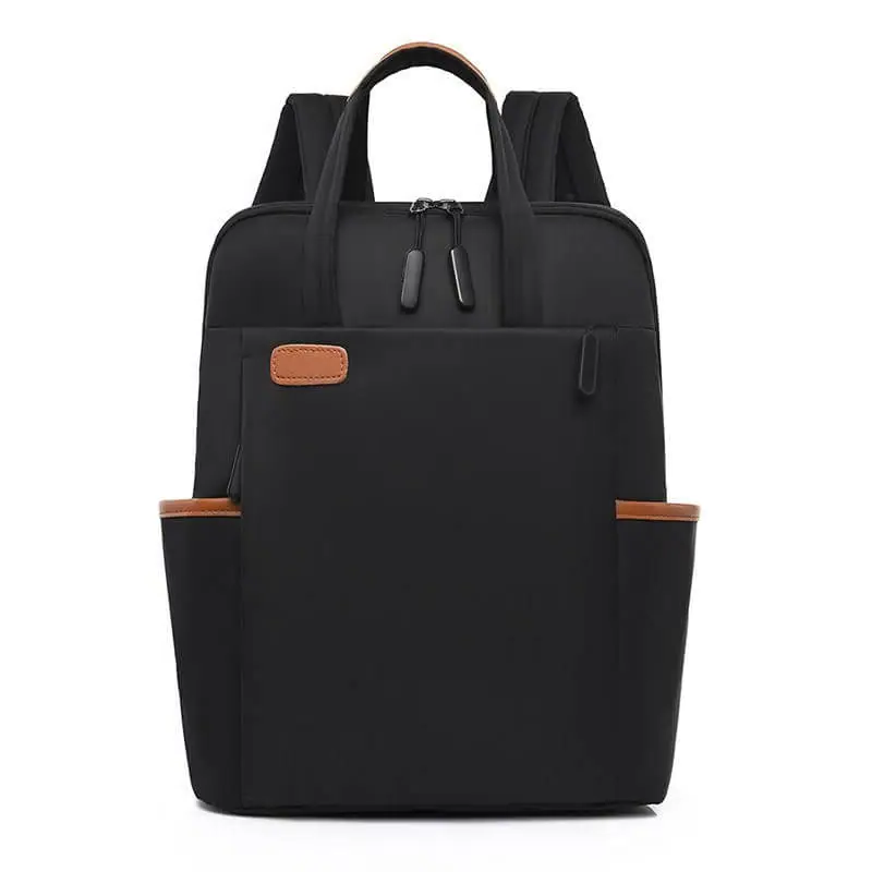 Modern, stilren unisex ryggsäck i svart för vardag och cityäventyr. Mångsidig dagsväska.