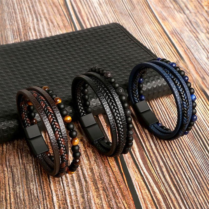 Justerbart unisex armbandset i flätat konstläder med pärlband. Modern accessoar för alla tillfällen.