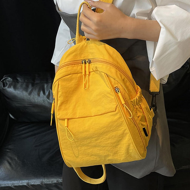 Lättvikt Arvion reseryggsäck, unisex, organiserad med multifack för smart packning.