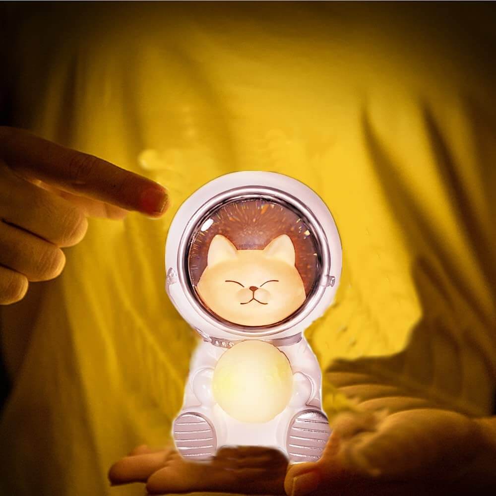 Mångsidig astronaut LED-nattlampa med djurmotiv, både dekorativ och funktionell för barn.