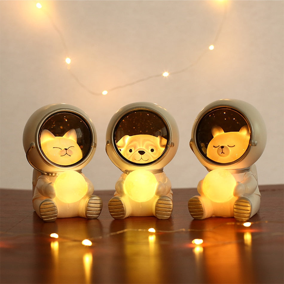 Unik astronaut LED-nattlampa med djurdesign, skapar en rofylld atmosfär i barnrummet.