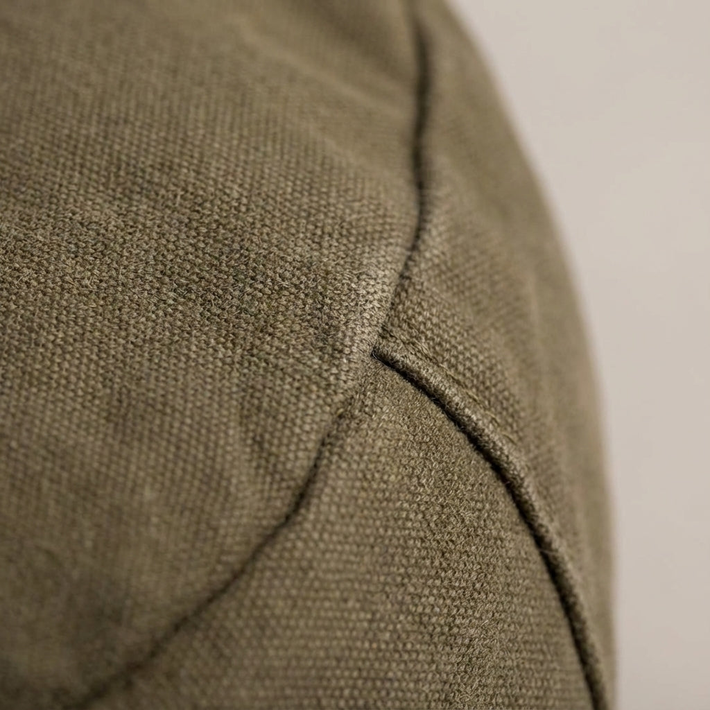 Kompakt unisex crossbodyväska i vintagestil. Organiserad axelremsväska i canvas för vardag & resor.
