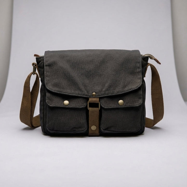 Snygg och kompakt unisex crossbodyväska i vintagestil. Slitstark axelremsväska, organiserad för din vardag.