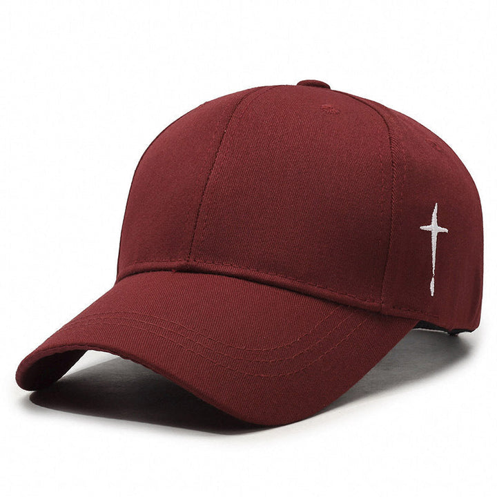 Detaljbild av broderad cross på en unisex baseballkeps. Ger en unik och stilren touch till din outfit.