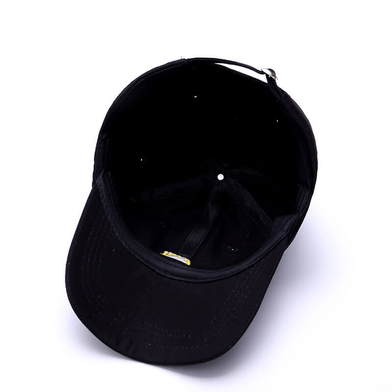 Bekväm unisex bomullskeps, justerbar baseballmodell. En snygg accessoar för soliga dagar.