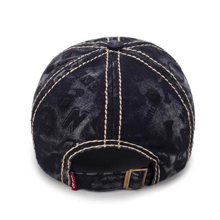 Detaljbild av högkvalitativt denimtyg på unisex basebollkeps. Slitstark och stilren accessoar.