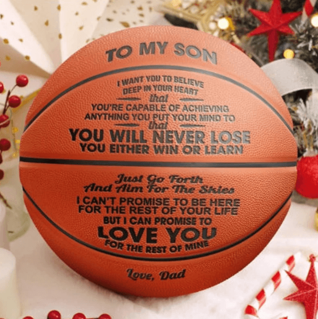 Unisex basketboll med mönstrad yta och budskapet 'Du är bäst Son!', för sportpresent.
