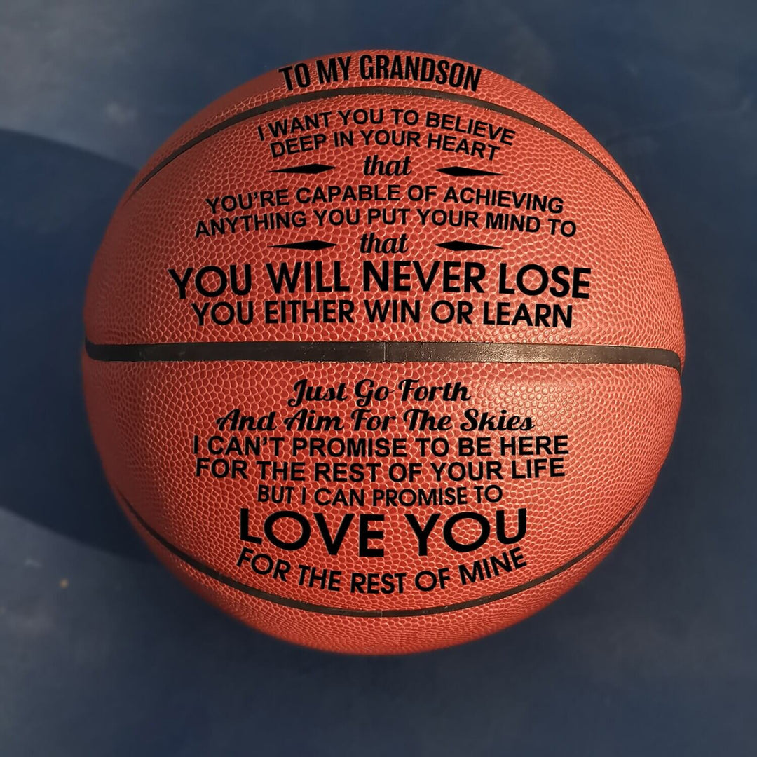 En stilren basketboll med handskriven text 'Alltid din Son', en minnesvärd gåva.