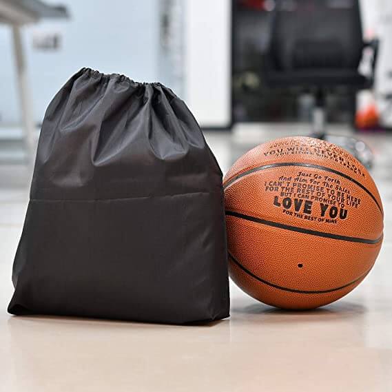 Basketboll, sportutrustning med kärleksfullt budskap 'Älskar dig för alltid Son', utomhusspel.