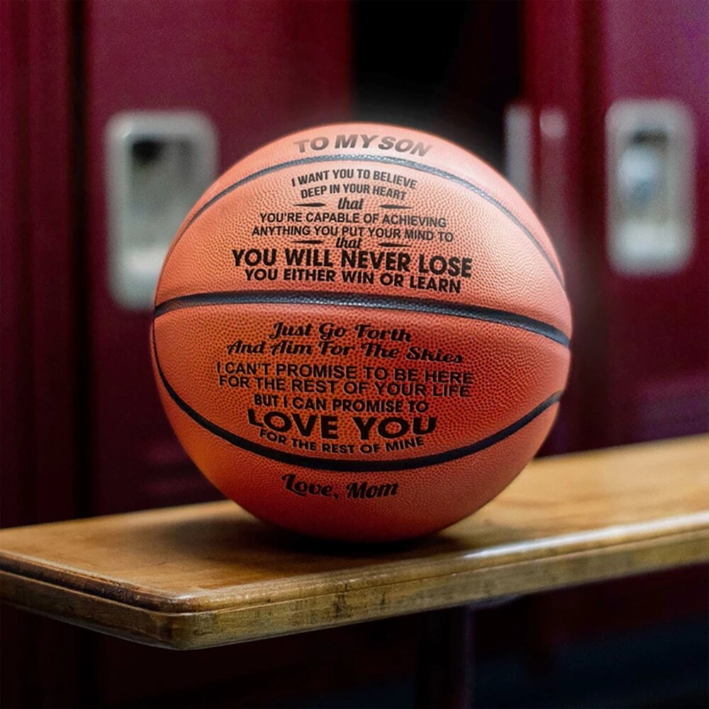Unisex basketboll med dekorativ text, visar 'Jag älskar dig Son', en personlig gåva.