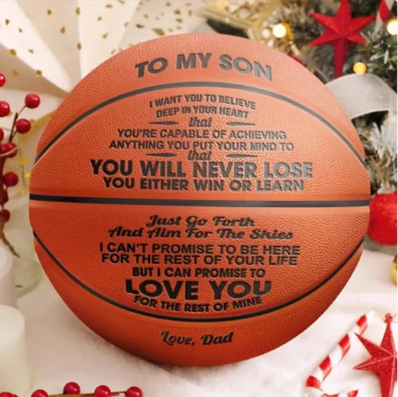 Klar orange basketboll med svart text 'Du är min stjärna Son', perfekt för sport.
