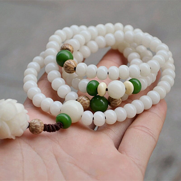 Detaljerat unisex armband med naturliga bodhipärlor & graverad lotusblomma. För djup meditation & andlig frid.
