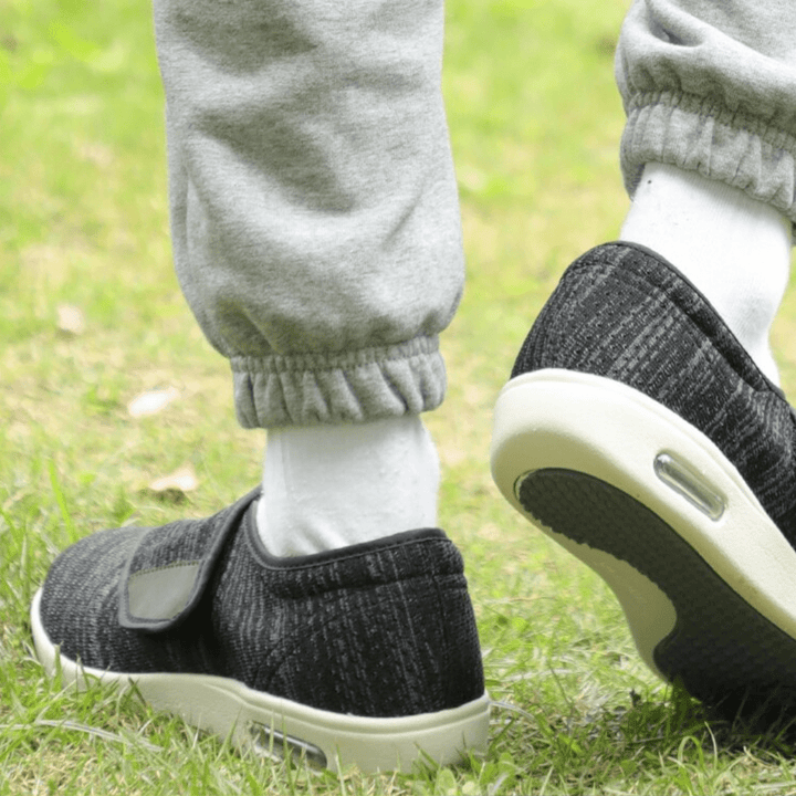 Breda flexibla komfortskor, unisex. Ventilerande material för vardag och promenader.