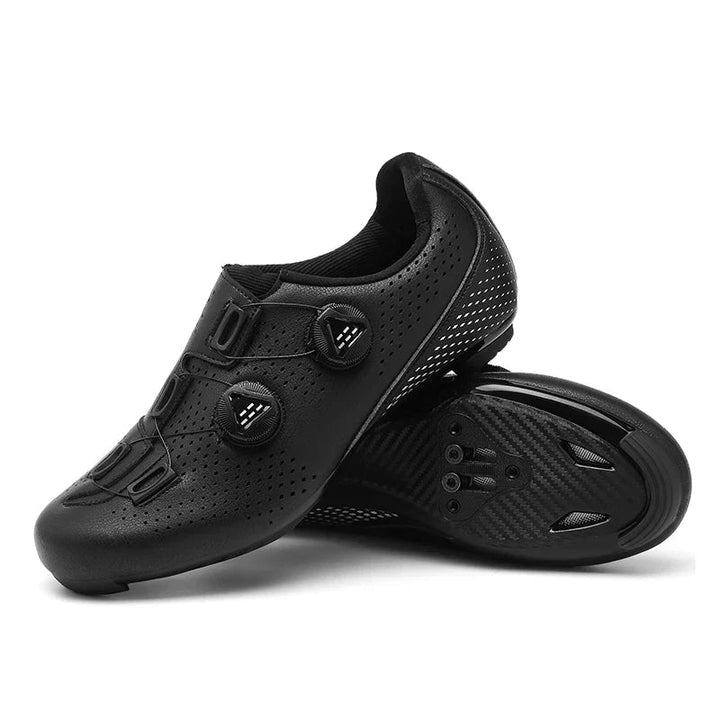 Närbild på snabbsnörningssystemet på lätta unisex cykelskor. Säker passform för MTB och landsväg.
